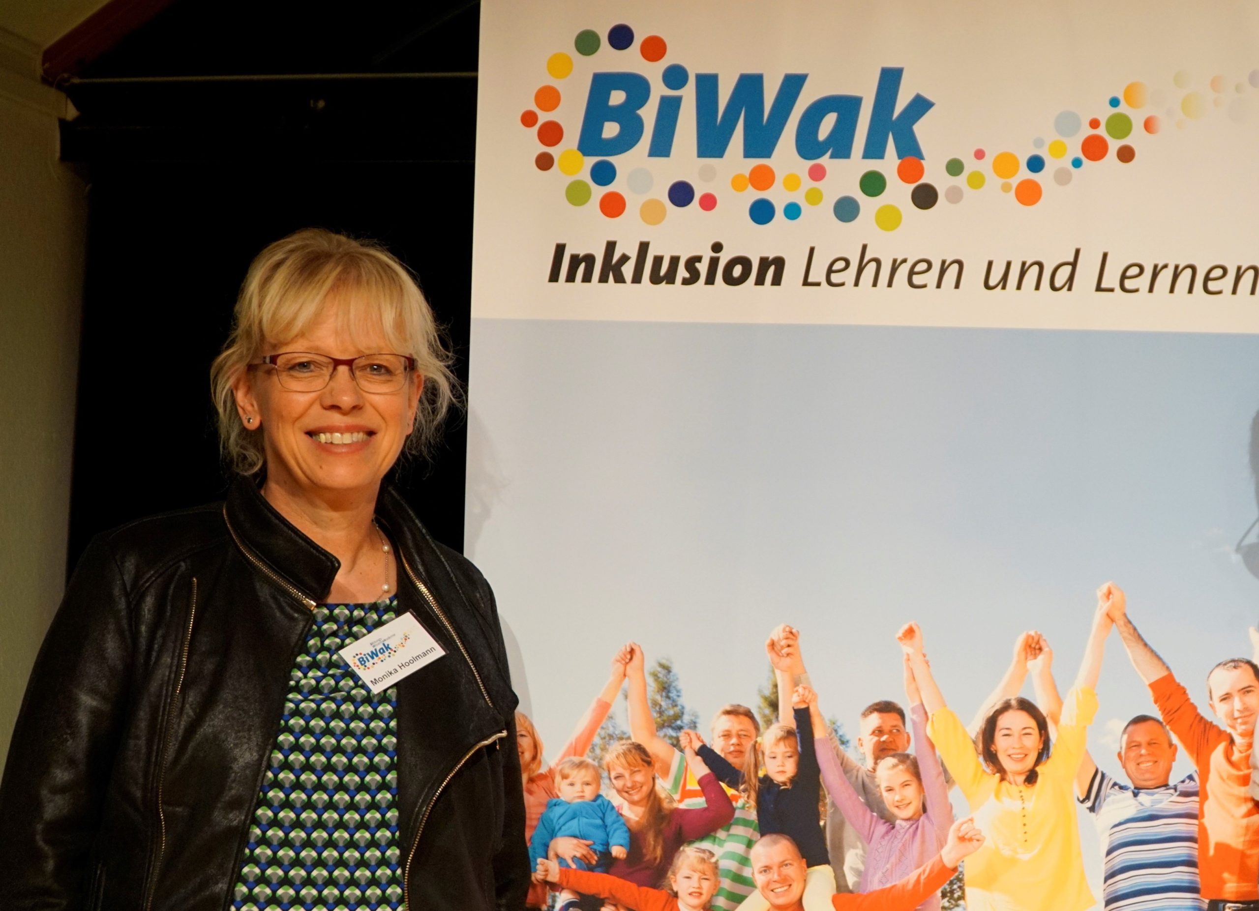 Monika Hoolmann vor dem Rollup der Bildungs- und Wissensakademie der Lebenshilfe Gelderland